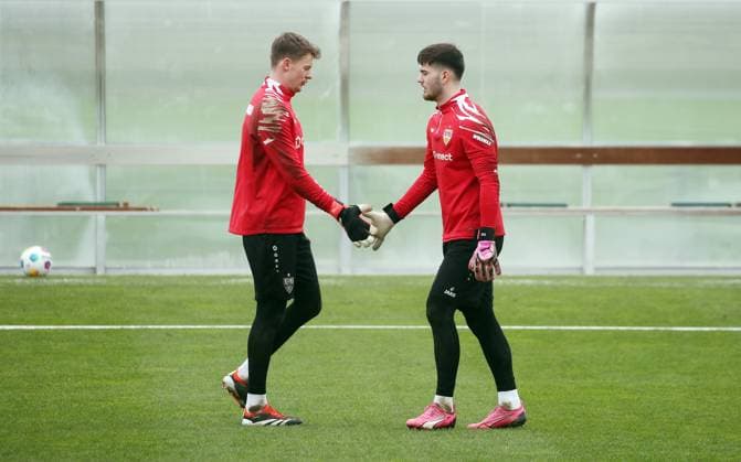 27 02 24 VfB Stuttgart Training Germany, Stuttgart, 27 02 2024, Football, Bundesliga, VfB Stuttgart Training f l Alexander Nübel, Dennis Seimen