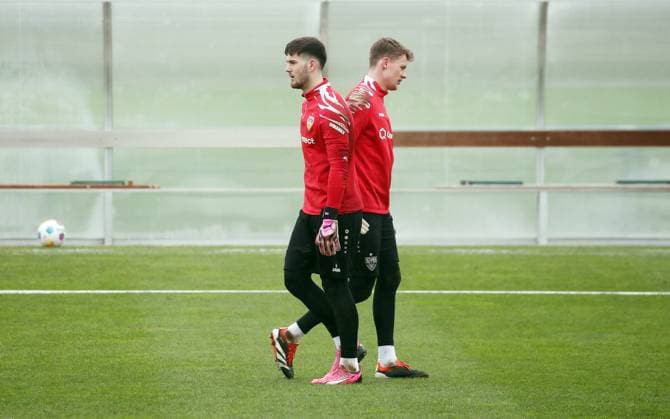 27 02 24 VfB Stuttgart Training Germany, Stuttgart, 27 02 2024, Football, Bundesliga, VfB Stuttgart Training v l Dennis Seimen, Alexander Nübel