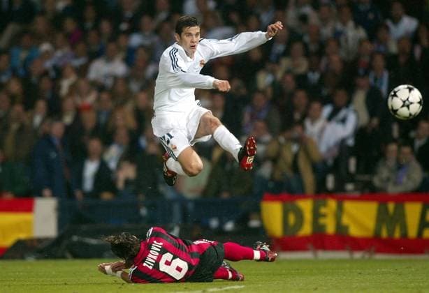 Onderwerp Subject: Bayer Leverkusen - Real Madrid (2-1) Final Championsleague Reklame: Club Team Country: Bayer Leverkusen Real Madrid Seizoen Season: 2001 2002 FOTO PHOTO: Real Madrid s Santiago SOLARI (up) in duel with Bayer Leverkusen s Boris ZIVKOVIC (under) GLASGOW SCO Content not available for redistribution in The Netherlands directly or indirectly through any third parties. Copyright: xBSRxAgencyx 02190515E8DA3258