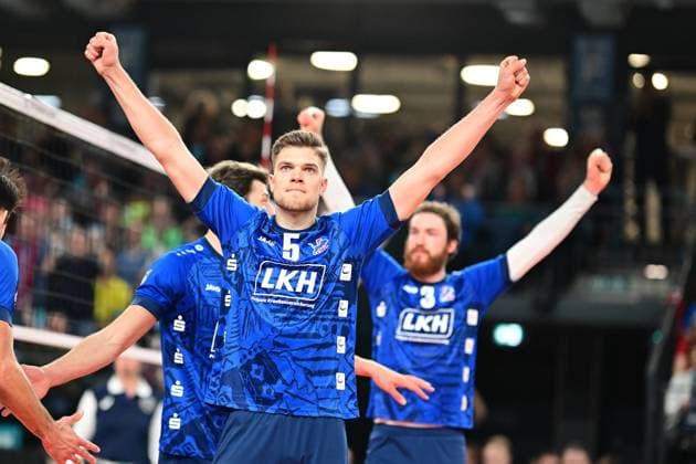 VOLLEYBALL I MEN I 2023 2024 I CEV CUP I Semi Final CCM 82 I SVG LÜNEBURG Arkas IZMIR I 28 2 2024 Erik Johannes Röhrs 5, SVG Lüneburg cheers in the background you can see Jesse William Elser 3, SVG Lüneburg in the same pose Lüneburg LKH Arena Niedersachsen Germany Copyright: xLobeca AndreasxHannigx