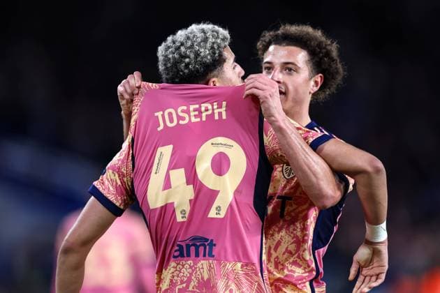 Chelsea gegen Leeds United 28. Februar 2024, London FA Cup Runde 5 Chelsea gegen Leeds United Ethan Ampadu von Leeds United hebt das Trikot des Torschützen Mateo Joseph, so dass sein Name und seine Nummer deutlich zu sehen sind Foto Jacques Feeney Abseits London UK  Copyright: xJacquesxFeeneyx xOffsidexOffside