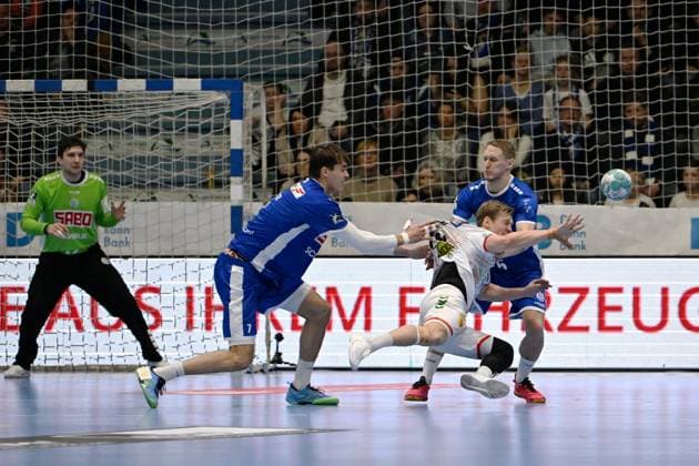 Omar Ingi Magnusson SC Magdeburg 14 against Julian Koester VfL Gummersbach 7 and Tilen Kodrin VfL Gummersbach 5 Handball, 1 Bundesliga, VfL Gummersbach vs SC Magdeburg, Matchday 24, Schwalbe Arena Gummersbach, 02 03 2024 Handball, 1 Bundesliga, VfL Gummersbach vs SC Magdeburg, Matchday 24, Schwalbe Arena Gummersbach, 02 03 2024 Gummersbach Copyright: xEibner-Pressefoto JuergenxAugstx EP_JAT