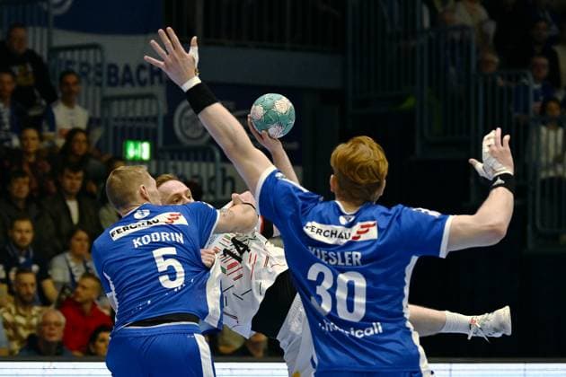 Omar Ingi Magnusson SC Magdeburg 14 against Tilen Kodrin VfL Gummersbach 5 and Tom Kiesler VfL Gummersbach 30 Handball, 1 Bundesliga, VfL Gummersbach vs SC Magdeburg, Matchday 24, Schwalbe Arena Gummersbach, 02 03 2024 Handball, 1 Bundesliga, VfL Gummersbach vs SC Magdeburg, Matchday 24, Schwalbe Arena Gummersbach, 02 03 2024 Gummersbach Copyright: xEibner-Pressefoto JuergenxAugstx EP_JAT