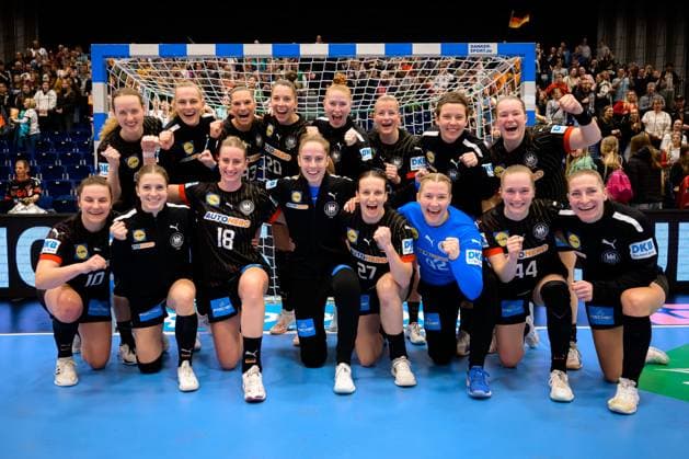 Duesseldorf, Handball EM Quali, Germany Slovakia the team of Germany final cheer final cheer emotion joy, group photo, team photo Duesseldorf Mitsubishi Electric Halle North Rhine Westphalia Germany