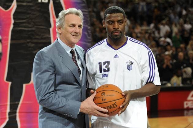 NBA, Basketball Herren, USA Rockets vs. Kings APR 12 April 12, 2010: Sacramento Kings Head Coach Paul Westphal presents Tyreke Evans 13 of the Sacramento Kings the game ball after the game between the Sacramento Kings and the Houston Rockets at Arco Arena in Sacramento, CA. Tyreke Evans became only the fourth player in NBA history to average 20 points, 5 assists and 5 rebounds per game as a rookie. Ben Munn CSM.(Credit Image: Â Ben Munn Cal Media) Sacramento California U.S. EDITORIAL USE ONLY Copyright: xx ZUMA-20100412_zaf_cm3_030.jpg BenxMunnx csmphoto326624