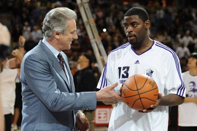 NBA, Basketball Herren, USA Rockets vs. Kings APR 12 April 12, 2010: Sacramento Kings Head Coach Paul Westphal presents Tyreke Evans 13 of the Sacramento Kings the game ball after the game between the Sacramento Kings and the Houston Rockets at Arco Arena in Sacramento, CA. Tyreke Evans became only the fourth player in NBA history to average 20 points, 5 assists and 5 rebounds per game as a rookie. Ben Munn CSM.(Credit Image: Â Ben Munn Cal Media) Sacramento California U.S. EDITORIAL USE ONLY Copyright: xx ZUMA-20100412_zaf_cm3_029.jpg BenxMunnx csmphoto326626