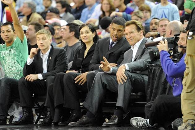 NBA, Basketball Herren, USA Rockets vs. Kings APR 12 April 12, 2010: Sacramento Mayor Kevin Johnson and California Governor Arnold Schwarzenegger look on during the game between the Sacramento Kings and the Houston Rockets at Arco Arena in Sacramento, CA. Ben Munn CSM.(Credit Image: Â Ben Munn Cal Media) Sacramento California U.S. EDITORIAL USE ONLY Copyright: xx ZUMA-20100412_zaf_cm3_012.jpg BenxMunnx csmphoto326637
