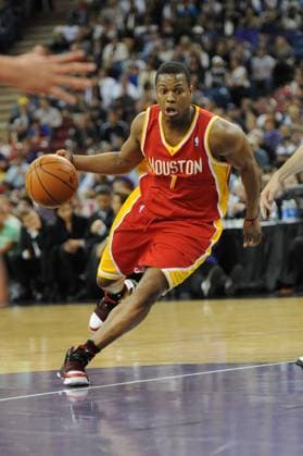 NBA, Basketball Herren, USA Rockets vs. Kings APR 12 April 12, 2010: Kyle Lowry 07 of the Houston Rockets during the game between the Sacramento Kings and the Houston Rockets at Arco Arena in Sacramento, CA. Ben Munn CSM.(Credit Image: Â Ben Munn Cal Media) Sacramento California U.S. EDITORIAL USE ONLY Copyright: xx ZUMA-20100412_zaf_cm3_015.jpg BenxMunnx csmphoto326642