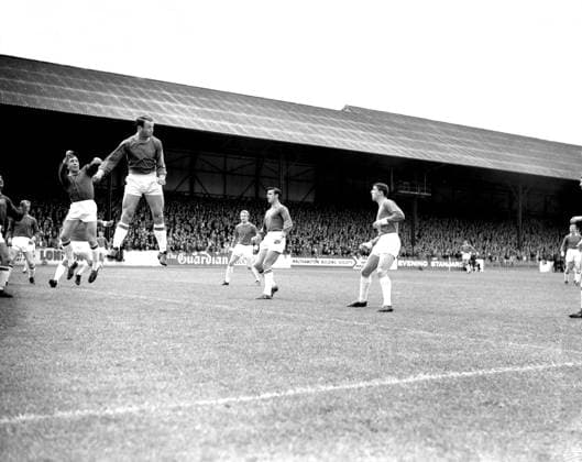 Leyton Orient v Manchester United, ManU (L-R) Malcolm Lucas (LO), Stan Charlton (LO), Sid Bishop (LO), David Herd (MU) Leyton Orient v Manchester United Football League Division One, Credit:Photoshot Avalon  Copyright: xPhotoshotx xAvalonx 0520166117