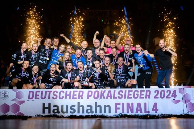 Stuttgart, Germany 10 March 2024 HBF Cup Final 4 Final TuS Metzingen SG BBM Bietigheim Cup Winner 2024, the team from Metzingen, final cheer final cheer emotion joy winner photo, group photo Stuttgart Porsche Arena Baden Württemberg Germany