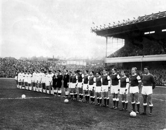 November 23, 1963: London, England, United Kingdom: Silence is observed for Kennedy at Arsenal vs Blackpool game. Players and spectators observe a minute of silence this afternoon at the start of the Arsenal vs Blackpool game in London, in respect for the late President Kennedy. The Arsenal players in the foreground gathered together as a minutes silence is observed at the game: London United Kingdom - ZUMAk09_ 19631123_jtc_k09_495 Copyright: xKeystonexPressxAgencyx