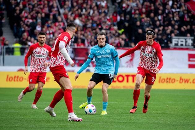 Florian Wirtz Bayer 04 Leverkusen, 10 in duel with Christian Guenter SC Freiburg, 30 , Merlin Roehl SC Freiburg, 34 , GER, SC Freiburg SCF vs Bayer 04 Leverkusen B04 , Fußball Bundesliga, 26 Spieltag, Saison 2023 2024, 17 03 2024 DFB DFL regulations prohibit any use of photographs as image sequences and or quasi video GER, SC Freiburg SCF vs Bayer 04 Leverkusen B04 , Fußball Bundesliga, 26 Spieltag, Saison 2023 2024, 17 03 2024 Freiburg Copyright: xEibner-Pressefoto Memmlerx EP_MMR