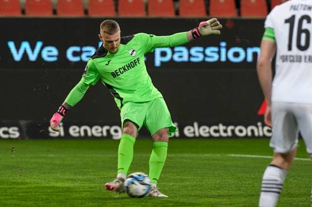 Goalkeeper Luca Unbehaun SC Verl, No. 1 has very little to do during the match FC Ingolstadt 04 vs SC Verl DFB regulations prohibit any use of photographs as image sequences and or quasi video GER, Soccer, 3 Liga, Matchday 30, FC Ingolstadt 04 vs SC Verl, 17 03 2024, Audi Sportpark Ingolstadt Copyright: xEibner-Pressefoto OliverxSTRISCHx EP-OSH