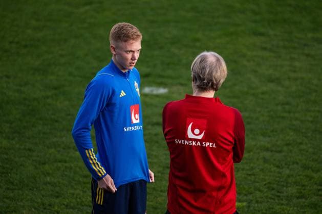 240318 Hugo Larsson of the Swedish men s national football team during a training session on March 18, 2024 in Porto Photo Joel Marklund BILDBYRAN code JM JM JM0562 bbeng fotboll football soccer fotball träning practice training sverige sweden sverige a  Copyright: JOELxMARKLUND BB240318JM019