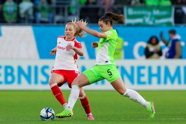 Glodis Perla Viggosdottir FC Bayern Muenchen and Lena Oberdorf VfL Wolfsburg fight for the ball, Google Pixel Womens Bundesliga, VfL Wolfsburg vs FC Bayern Muenchen, Volkswagen Arena, 23 03 2024, Wolfsburg, Germany