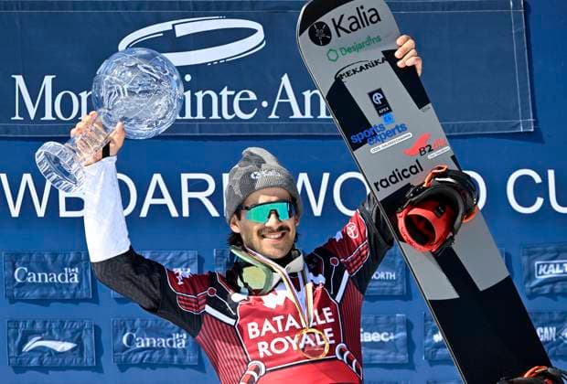 Bilder des Jahres 2024, Sport 03 März Sport Themen der Woche KW12 Sport Bilder des Tages March 24, 2024, Beaupre, Pq, Canada: Eliot Grondin of Sainte-Marie, Que. raises the Crystal Globe as the seasonöÄÃ s overall winner, Sunday, March 24, 2024 at the FIS snowboard cross world cup event in Beaupre, Que. Eliot Grondin - ZUMAc35_ 20240324_zaf_c35_037 Copyright: xJacquesxBoissinotx