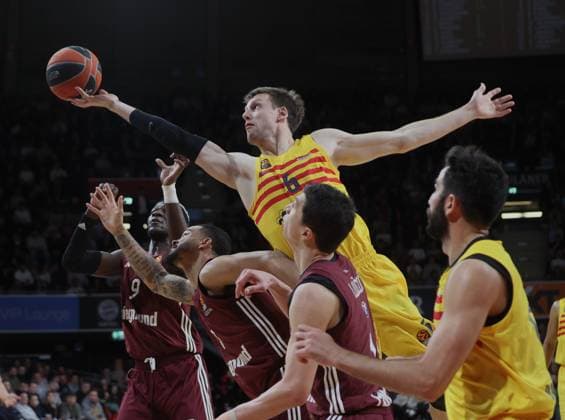 Barcelonas 6 VESELY over Bayerns 9 Isaac BONGA, Bayerns 0 Nick WEILER BABB and Bayerns 11 Vladimir LUCIC Basketball, Bayern Barcelona Basketball Euroleague, FC Bayern Basketball FC Barcelona, Matchday 32, Season 2023 2024, 28 03 2024, in Munich, Germany, B M W P A R K Source Copyright Credit Oryk HAIST xBASKETBALL_BAYERN-BARCELONAx