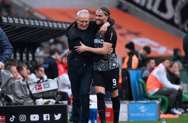 Cheering coach Christian Streich SC Freiburg Lucas Höler SC Freiburg , v li 30 03 2024, Soccer season 2023 2024, 1 Bundesliga, Matchday 27, Borussia Mönchengladbach SC Freiburg 0 3 Moenchengladbach Borussia Park Nordrhein Westfalen Germany Team2