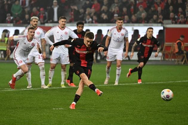 03 04 2024, xjhx, Fußball DFB Pokal 1 2 Finale, Bayer 04 Leverkusen Fortuna Düsseldorf emspor, v l Florian Wirtz Bayer Leverkusen erzielt das Tor zum scores the goal 4 0 Handelfmeter DFL DFB REGULATIONS PROHIBIT ANY USE OF PHOTOGRAPHS as IMAGE SEQUENCES and or QUASI VIDEO Leverkusen