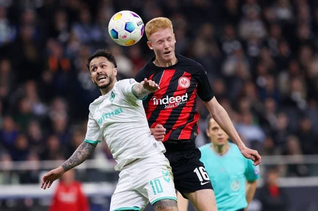 Frankfurt, 05 04 2024 xjfx 1 BL Eintracht Frankfurt SV Werder Bremen v l , Leonardo Bittencourt SV Werder Bremen , Hugo Larsson Eintracht Frankfurt , header, header duel DFL DFB REGULATIONS PROHIBIT ANY USE OF PHOTOGRAPHS as IMAGE SEQUENCES and or QUASI VIDEO Copyright: JoaquimxFerreira