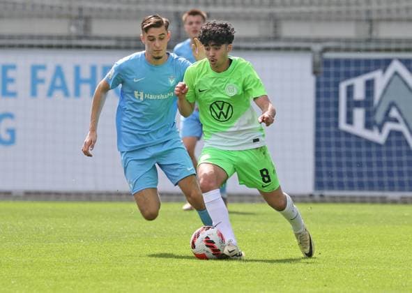U17 VfL Wolfsburg vs Vikt Berlin Wolfsburg, 06 04 2024, Soccer, B Juniors, U17, Bundesliga, Matchday 23, VfL Wolfsburg green jerseys vs FC Viktoria 1889 Berlin blue jerseys , Picture shows Darwin Soylu VfL, 8 Wolfsburg