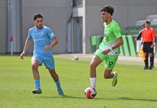 U17 VfL Wolfsburg vs Vikt Berlin Wolfsburg, 06 04 2024, Soccer, B Juniors, U17, Bundesliga, Matchday 23, VfL Wolfsburg green jerseys vs FC Viktoria 1889 Berlin blue jerseys , Picture shows Yasin Chebil VfL, 17 Wolfsburg