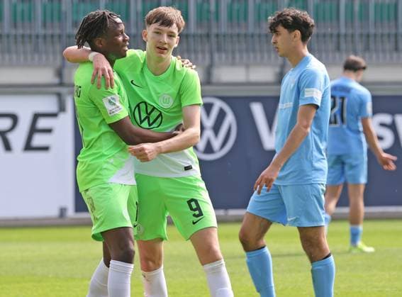 U17 VfL Wolfsburg vs Vikt Berlin Wolfsburg, 06 04 2024, Soccer, B Juniors, U17, Bundesliga, Matchday 23, VfL Wolfsburg green jerseys vs FC Viktoria 1889 Berlin blue jerseys , Picture shows jubilation over the goal to 2 0 for VfL by Karlo Mijo Simic VfL, 9 Wolfsburg
