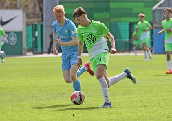 U17 VfL Wolfsburg vs Vikt Berlin Wolfsburg, 06 04 2024, Soccer, B Juniors, U17, Bundesliga, Matchday 23, VfL Wolfsburg green jerseys vs FC Viktoria 1889 Berlin blue jerseys , Picture shows Karlo Mijo Simic VfL, 9 Wolfsburg