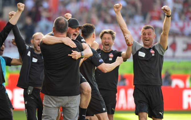 06 04 2024, xemx, Fußball 1 Bundesliga, 1 FC Heidenheim Bayern München emspor, v l Mannschaft, Spieler, jubeln nach Spielende, celebrate at the end of the match DFL DFB REGULATIONS PROHIBIT ANY USE OF PHOTOGRAPHS as IMAGE SEQUENCES and or QUASI VIDEO Heidenheim