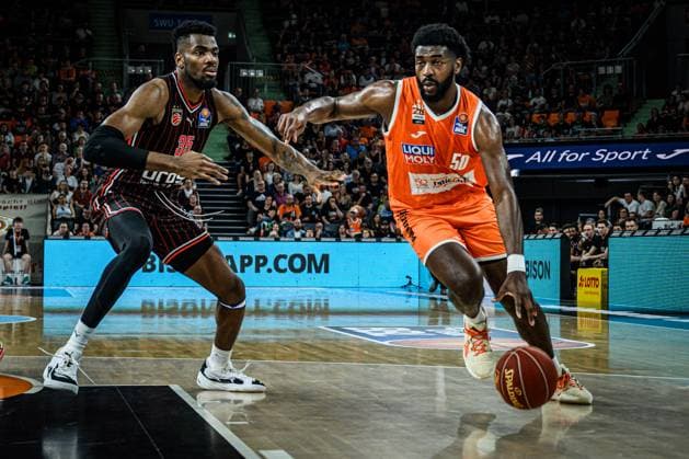 06 04 2024, ratiopharm Arena, Germany, Neu Ulm, ratiopharm ulm vs Bamberg Baskets Basketball Bundesliga, Ejiofor Onu Bamberg Baskets and Trevion Williams ratiopharm ulm in duel Photo H Langer ratiopharm Arena Neu Ulm Germany 541_ULMBAM20240406_027 Langer-541