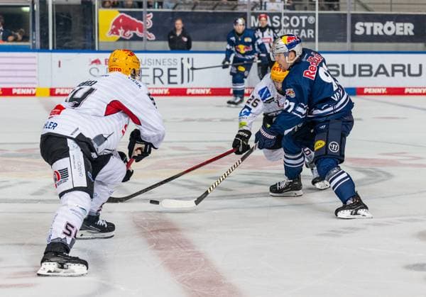 Fight for the puck duel between Felix Scheel Fischtown Pinguins Bremerhaven, 54 and Dominik Uher Fischtown Pinguins Bremerhaven, 26 with Filip Varejcka EHC Red Bull Muenchen, 91 EHC Red Bull Muenchen vs Fischtown Pinguins Bremerhaven, Ice Hockey, DEL, Playoffs, Semifinal Game 4, Season 2023 2024, 07 04 2024 EHC Red Bull Muenchen vs Fischtown Pinguins Bremerhaven, Ice Hockey, DEL, Playoffs, Semifinal Game 4, Season 2023 2024, 07 04 2024 Muenchen Copyright: xEibner-Pressefoto HeikexFeinerx EP_HFR