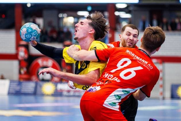 f l Mikael Helmersson HSC 2000 Coburg, 24 , Dominik Ebner TuS N Luebbecke, 09 , Tim Roman Wieling TuS N Luebbecke, 96 GER, TuS N Luebbecke vs HSC 2000 Coburg, Handball, 2 Bundesliga, Matchday 27, Season 2023 2024, 08 04 2024 GER, TuS N Luebbecke vs HSC 2000 Coburg, Handball, 2 Bundesliga, Matchday 27, Season 2023 2024, 08 04 2024 Luebbecke Copyright: xEibner-Pressefotox xJanxStrohdiekx EP_JSK