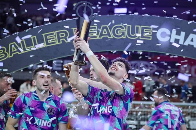 08 04 2024, Düsseldorf, Football, Baller League, PSD Bank Dome, Final Four, Final Calcio Berlin Streets United Streets United becomes Baller League Champion, Tyreece Herzhauser Streets United, 11 stands jubilantly with the trophy on the podium North Rhine-Westphalia Germany