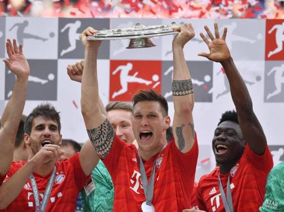 Niklas Süle FC Bayern Munich, Jubel mit Meisterschale, Trophäe, Meisterfeier 2019, FC Bayern Munich is for the 29th time German Champion of the Bundesliga, Allianz Arena, Munich, Bayern, Germany, Europe Copyright: imageBROKER MichaelxWeber iblimw04904143.jpg Bitte beachten Sie die gesetzlichen Bestimmungen des deutschen Urheberrechtes hinsichtlich der Namensnennung des Fotografen im direkten Umfeld der Veröffentlichung! Niklas Süle FC Bayern München Jubel mit Meisterschale Trophäe Meisterfeier 2019 FC Bayern Münche