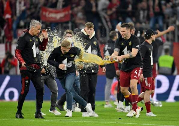 Beer shower, Niklas Süle FC Bayern Munich FCB 04 , FC Bayern Munich celebrates its 10 championship in a row, Allianz Arena, Munich, Bavaria, Germany, Europe Copyright: imageBROKER MichaelxWeber iblimw08272564.jpg Bitte beachten Sie die gesetzlichen Bestimmungen des deutschen Urheberrechtes hinsichtlich der Namensnennung des Fotografen im direkten Umfeld der Veröffentlichung! Bierdusche, Niklas Süle FC Bayern München FCB (04), FC Bayern München feiert seine 10. Meisterschaft in Folge, Allianz A