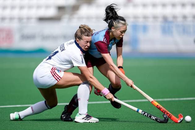 v li Aina Lilly Kresken MHC, 14 , Yani Zhong UHC, 27 , duel, duel, tackle, tackling, dynamics, action, action, 13 04 2024, Mannheim Germany , Hockey, 1 Bundesliga, Women, Mannheimer HC UHC Hamburg xozx