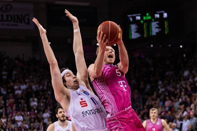 easyCredit Basketball Bundesliga, Telekom Baskets Bonn vs BG Göttingen, 14 04 2024 Harald Frey Telekom Baskets Bonn 5 vs Grant Anticevich BG Göttingen 11 easyCredit Basketball Bundesliga, Telekom Baskets Bonn vs BG Göttingen, 14 04 2024, Telekom Dome Bonn Copyright: xBEAUTIFULxSPORTS Derixx