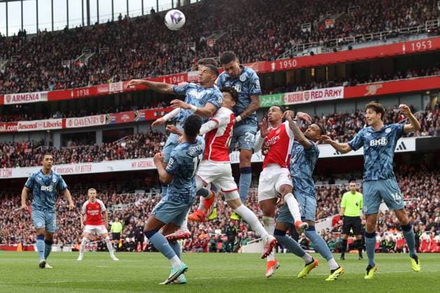 Arsenal FC gegen Aston Villa 14. April 2024 London Premier League Fußball Arsenal gegen Aston Villa Morgan Rogers von Aston Villa springt am höchsten, um einen Eckstoß im Emirates Stadium abzuwehren Foto von Mark Leech London UK  Copyright: xMarkxLeechxOffside