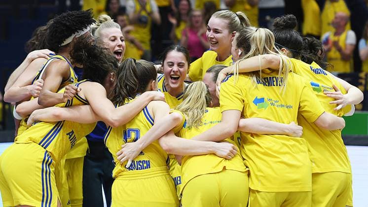 Basketball, 1 Bundesliga Women DBBL, Season 2023 2024, Championship Playoff Semifinal, Game 3, Gisa Lions MBC Halle Saale vs ALBA Berlin 14 04 2024 65 68 35 32 The women of ALBA Berlin cheer after the victory in the game Gisa Lions MBC Halle vs ALBA Berlin 14 04 2024 Alba enters the championship final of the DBBL Deeshyra Thomas Alba Berlin, back number 24, point guard , Theresa Simon Alba Berlin, back number 3, small forward , Lena Gohlisch Alba Berlin, back number 12, point guard , Tessa Stammberger Alba Berlin, back number 6, small forward , Laina Snyder Alba Berlin, back number 9, small forward , Leoni Kreyenfeld Alba Berlin, back number 7, shooting guard , Nina Rosemeyer Alba Berlin, back number 11, small forward , Stefanie Grigoleit Alba Berlin, back number 2, power forward Weißenfels Sachsen Anhalt Germany Stadthalle Weißenfels