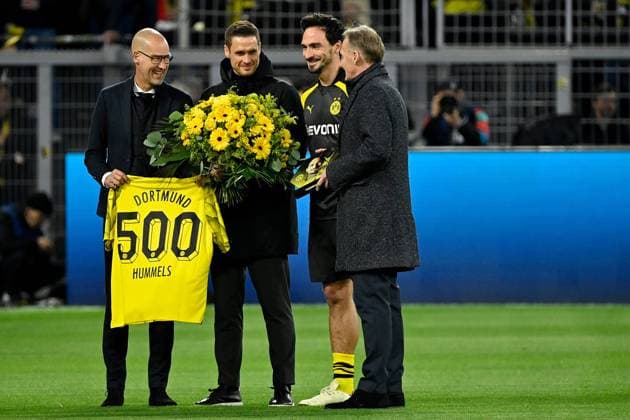 16 04 2024, xjrdrx, Football UEFA Champions League, Borussia Dortmund Atletico Madrid emspor, v l Honor for for Mats Hummels Borussia Dortmund 500 games with Sebastian Kehl Head of Licensing Borussia Dortmund Managing Director Hans Joachim Watzke Borussia Dortmund DFL DFB REGULATIONS PROHIBIT ANY USE OF PHOTOGRAPHS as IMAGE SEQUENCES and or QUASI VIDEO Dortmund