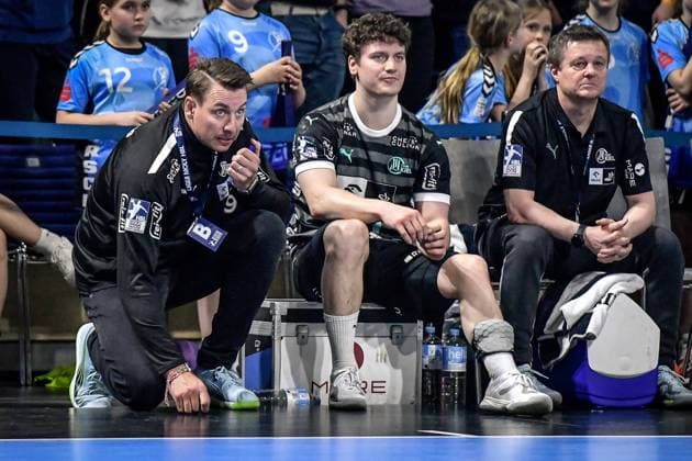 Handball Liqui Moly HBL, Füchse Berlin THW Kiel 21 04 2024, xdanx, Handball Liqui Moly HBL, Füchse Berlin THW Kiel v l Filip Jicha THW Kiel Trainer ,Elias Ellefsena Skipag THW Kiel 71 ,gives instructions, gestures with arms, gesticulates, gives instructions Berlin Max Schmeling Halle Berlin Germany EN Copyright: xDanielxLakomskix