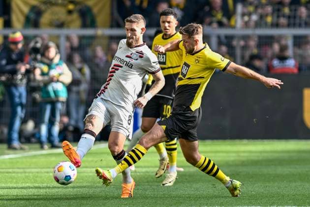 v li in duel Robert Andrich 8, Bayer Leverkusen Niclas Füllkrug Fuellkrug 14, Borussia Dortmund 21 04 2024 Soccer Borussia Dortmund vs Bayer 04 Leverkusen, Signal Iduna Park, Dortmund, DFB DFL REGULATIONS PROHIBIT ANY USE OF PHOTOGRAPHS AS IMAGE SEQUENCES AND OR QUASI VIDEO NRW Germany Copyright: xpepphotox xHorstxMauelshagenx pep00321, pep_20240421_hm