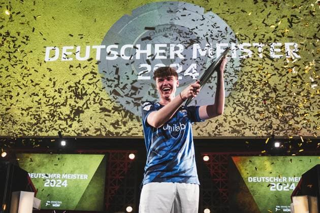 Virtual Bundesliga Grand Final by WOW 21 04 2024 Jonas Wirth Jonny, SC Paderborn 07 in jubilation, The championship disk of the Virtual Bundesliga Grand Final by WOW Virtual Bundesliga Grand Final by WOW 21 04 2024 Copyright: xBEAUTIFULxSPORTS Buriakovx