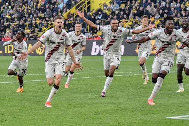 1 Bundesliga Borussia Dortmund Bayer 04 Leverkusen on 21 April 2024 at Signal Iduna Park in Dortmund Cheering, goal celebration, goal scorer, goal scorer Josip Stanisic Leverkusen 2 celebrates with the team after his goal to make it 1 - 1 , here with Jeremie Frimpong Leverkusen 30 , Granit Xhaka Leverkusen 34 , Jonathan Tah Leverkusen 4 , Patrick Schick Leverkusen 14 , Edmond Tapsoba Leverkusen 12 , Victor Boniface Leverkusen 22 MH