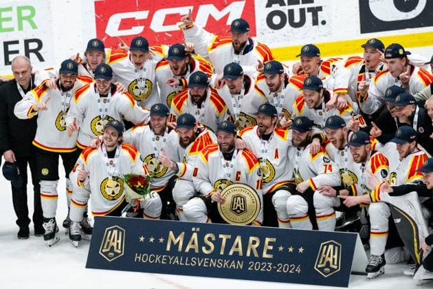 240423 Brynäs players cheer after the final 4 in Hockeyallsvenskan between Djurgarden and Brynäs on April 23, 2024 in Stockholm, Sweden.  Copyright: EMMAxWALLSKOG BB240423EW089
