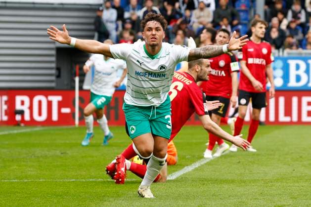 28 04 2024, xavx, Fussball 2 Bundesliga, SV Wehen Wiesbaden SpVgg Greuther Fuerth emspor, v l Armindo Sieb SpVgg Greuther Fürth celebrate the goal, Der Torjubel zum 2 3 DFL DFB REGULATIONS PROHIBIT ANY USE OF PHOTOGRAPHS as IMAGE SEQUENCES and or QUASI VIDEO Wiesbaden