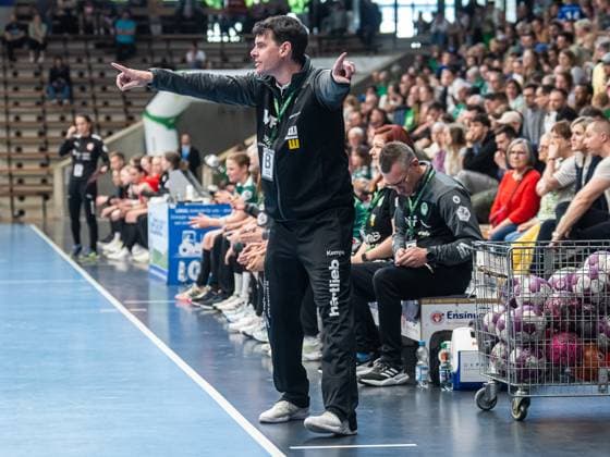 Nico Kiener, Head Coach Frisch Auf Women gives loud instructions, Frisch Auf Goeppingen vs Kurpfalz Baeren, Handball, Women, 2 Bundesliga, 28 04 2024 EIBNER Michael Schmidt Frisch Auf Goeppingen vs Kurpfalz Baeren, Handball, Women, 2 Bundesliga, 28 04 2024 Goeppingen Copyright: xEIBNER MichaelxSchmidtx EP_MST