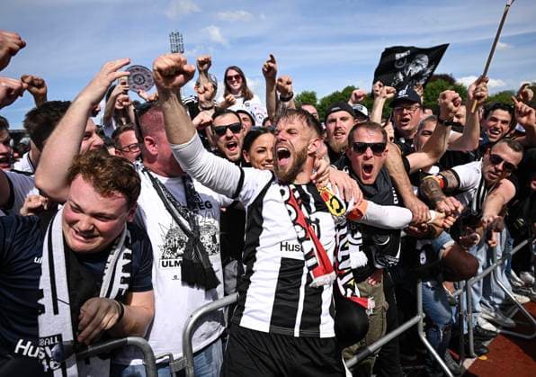 Football 3 Liga 2023 2024 04 05 2024 SSV Ulm FC Viktoria Koeln JUBILEE at SSV Ulm, promotion to the 2 Bundesliga Johannes Reichert celebrates with the fans