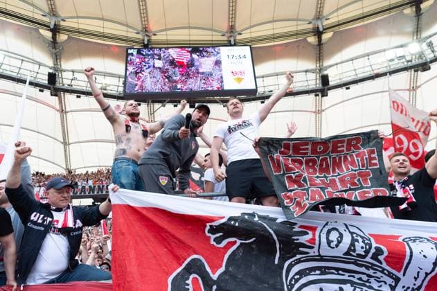 Sebastian Hoeness, Coach VfB Stuttgart, Coach on the fence with the fans, Speech, Celebrate with the fans, VfB Stuttgart vs FC Bayern Muenchen, Football, Men, 1 Bundesliga, 32 Matchday, Season 23 24, GER, 04 05 2024, DFL DFB REGULATES PROHIBIT ANY USE OF PHOTOGRAPHS AS IMAGE SEQUENCES AND OR QUASI VIDEO, VfB Stuttgart vs FC Bayern Muenchen, Football, Men, 1 Bundesliga, 32 Matchday, Season 23 24, GER, 04 05 2024 Stuttgart Copyright: xEibner-Pressefoto WolfgangxFrankx EP_WFK