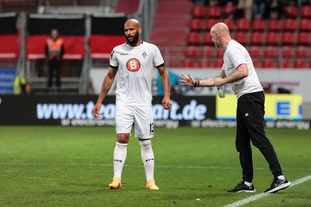 3 Liga FC Ingolstadt SV Waldhof Mannheim 05 05 2024 Terrence BOYD SVW 13 gets instructions from Mannheim coach Marco ANTWERPEN Copyright: xBEAUTIFULxSPORTS Goldbergx